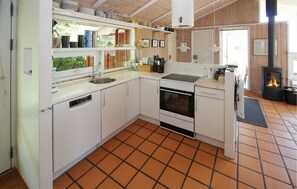 Fridge, stovetop, dishwasher