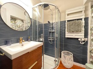 Ducha, secador de pelo, toallas y papel higiénico