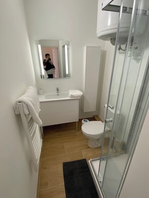 Douche, serviettes fournies