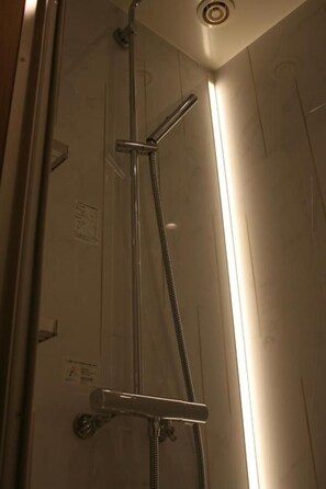 Dusche, Bidet, Handtücher, Seife