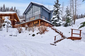 Exterior - Timberwolf Lodge - Private, Luxurious, Ski-in/Out Chalet (Sun Peaks)