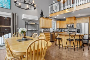 Dining - Timberwolf Lodge - Private, Luxurious, Ski-in/Out Chalet (Sun Peaks)