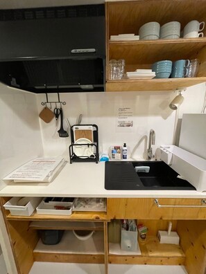 Fridge, microwave, stovetop, cookware/dishes/utensils - Accommodates up to 10 people About 10 minutes on  / Naha Okinawa (Naha)