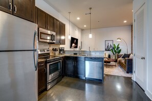 Fridge, microwave, oven, stovetop - Lofts At 30th - Urban Lounge - Minutes To Broadway (Nashville)