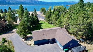 Una propiedad residencial con garaje, césped y vista al lago.