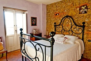 2 bedrooms, desk, WiFi, bed sheets
