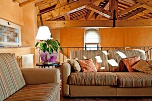 Fernseher, Kamin, DVD-Player