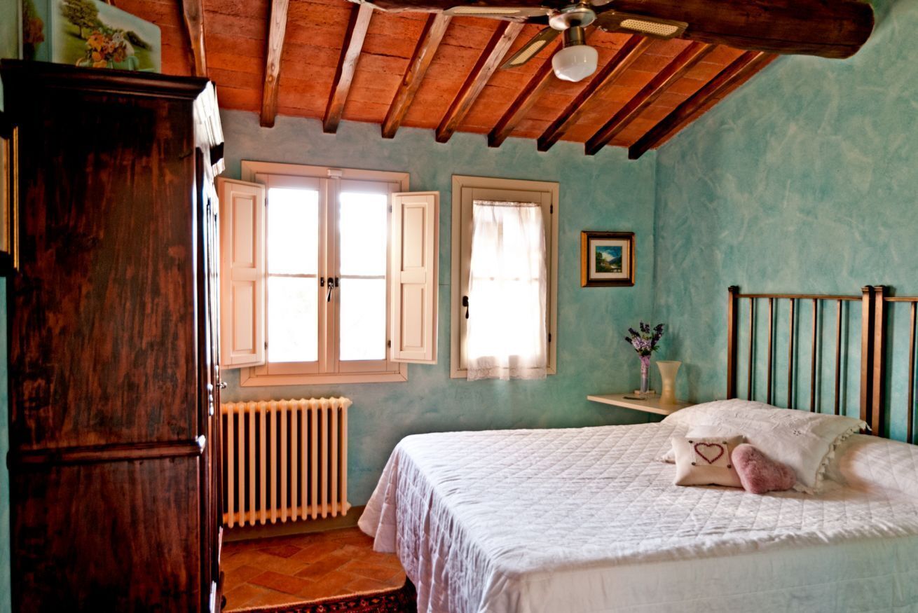 2 bedrooms, desk, WiFi, bed sheets