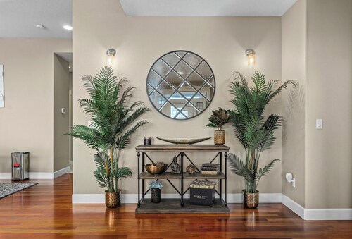 Welcome to your new favorite spot! W/ hot tub!