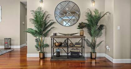 Welcome to your new favorite spot! W/ hot tub!