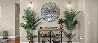 Welcome to your new favorite spot! W/ hot tub!