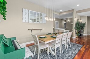 Dining - Welcome To Your New Favorite Spot! Tree Top Views & Lots Of Room! (Salem)