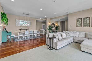Smart TV, fireplace, video games, DVD player - Welcome To Your New Favorite Spot! Tree Top Views & Lots Of Room! (Salem)