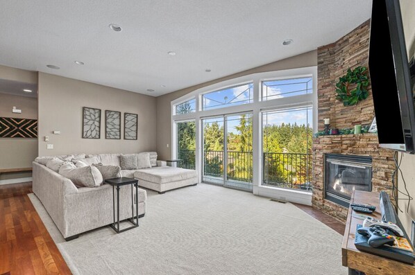 Téléviseur connecté, foyer, jeux vidéo, lecteur de DVD