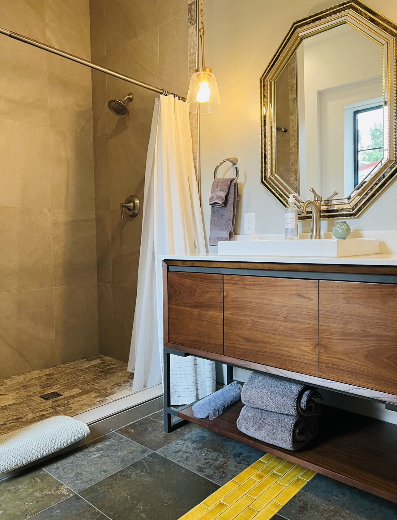 Douche, baignoire à jets, sèche-cheveux, serviettes fournies