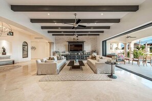 Televisión y chimenea