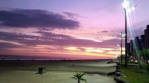 Perto da praia, espreguiçadeiras 