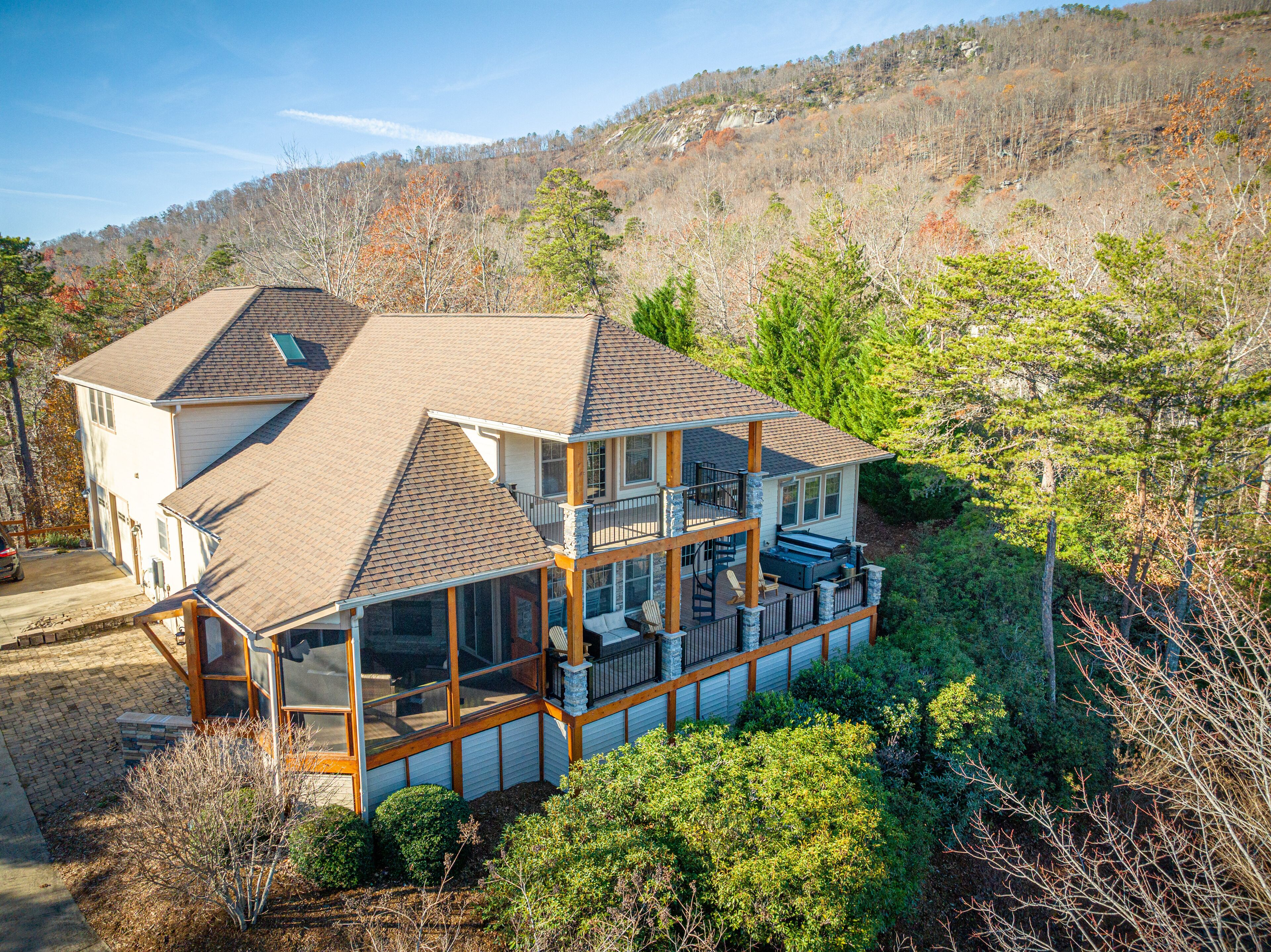 Luxury home inside gates of  Rumbling Bald, hot tub, amenities included