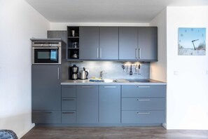 Réfrigérateur, micro-ondes, plaque de cuisson, lave-vaisselle