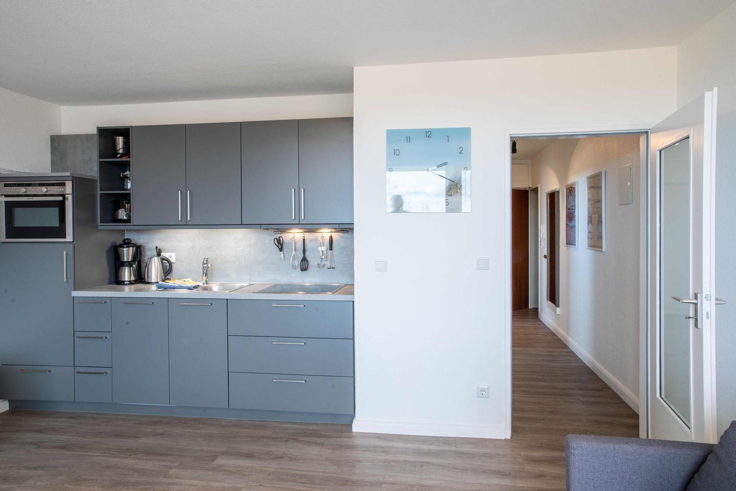 Réfrigérateur, micro-ondes, plaque de cuisson, lave-vaisselle