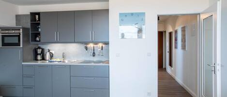 Réfrigérateur, micro-ondes, plaque de cuisson, lave-vaisselle