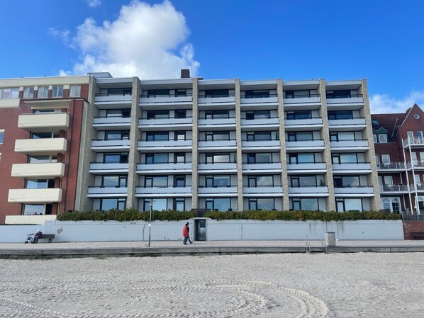 Unclassified image, 1 of 29, button