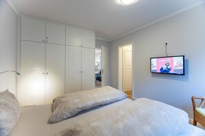 2 bedrooms, desk, WiFi, bed sheets
