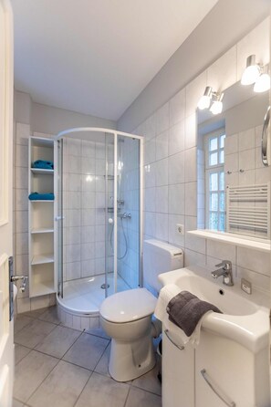 Douche, sèche-cheveux, serviettes fournies