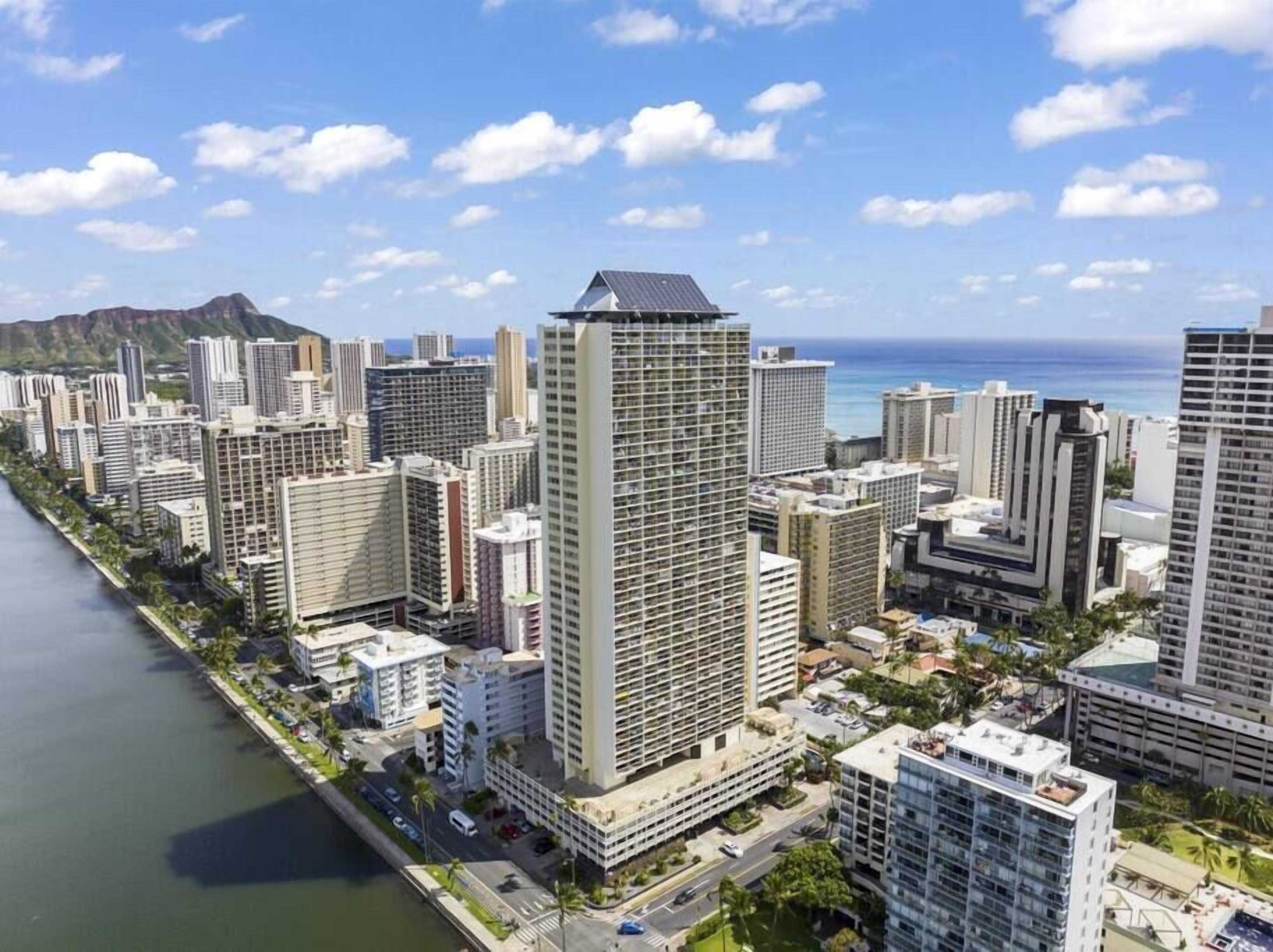 Un hotel moderno de gran altura, situado cerca de la costa con vistas al océano.