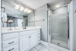 Bañera con ducha, secador de pelo, toallas