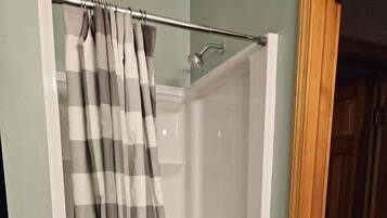 Bathtub, towels
