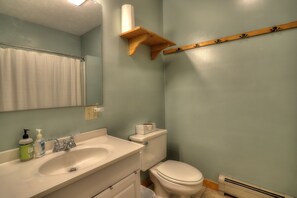 Bathtub, towels - 7 Grandview - Unit D - Great condo close to downtown Rangeley (Rangeley)