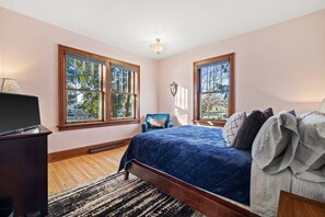 4 bedrooms, desk, free WiFi, bed sheets
