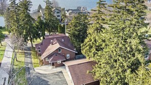 Ein Wohngebiet mit einem Haus, einer Auffahrt und einem großen Gewässer im Hintergrund.