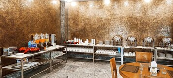 Café da manhã com buffet grátis todos os dias