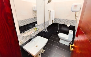 Standard Double Room | Bathroom | Shower, rainfall showerhead, slippers, towels