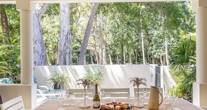 Beautiful Villa only steps away from Four Mile Beach. Perfect for families!