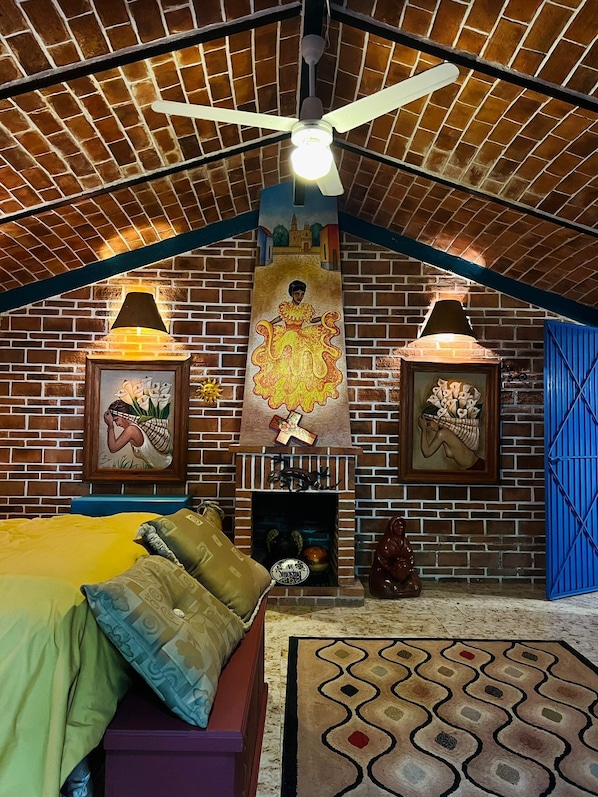 2 habitaciones, escritorio, tabla de planchar con plancha y wifi gratis