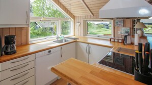 Fridge, microwave, stovetop, dishwasher - 3 bedroom lovely home in Samsø (Samsø)