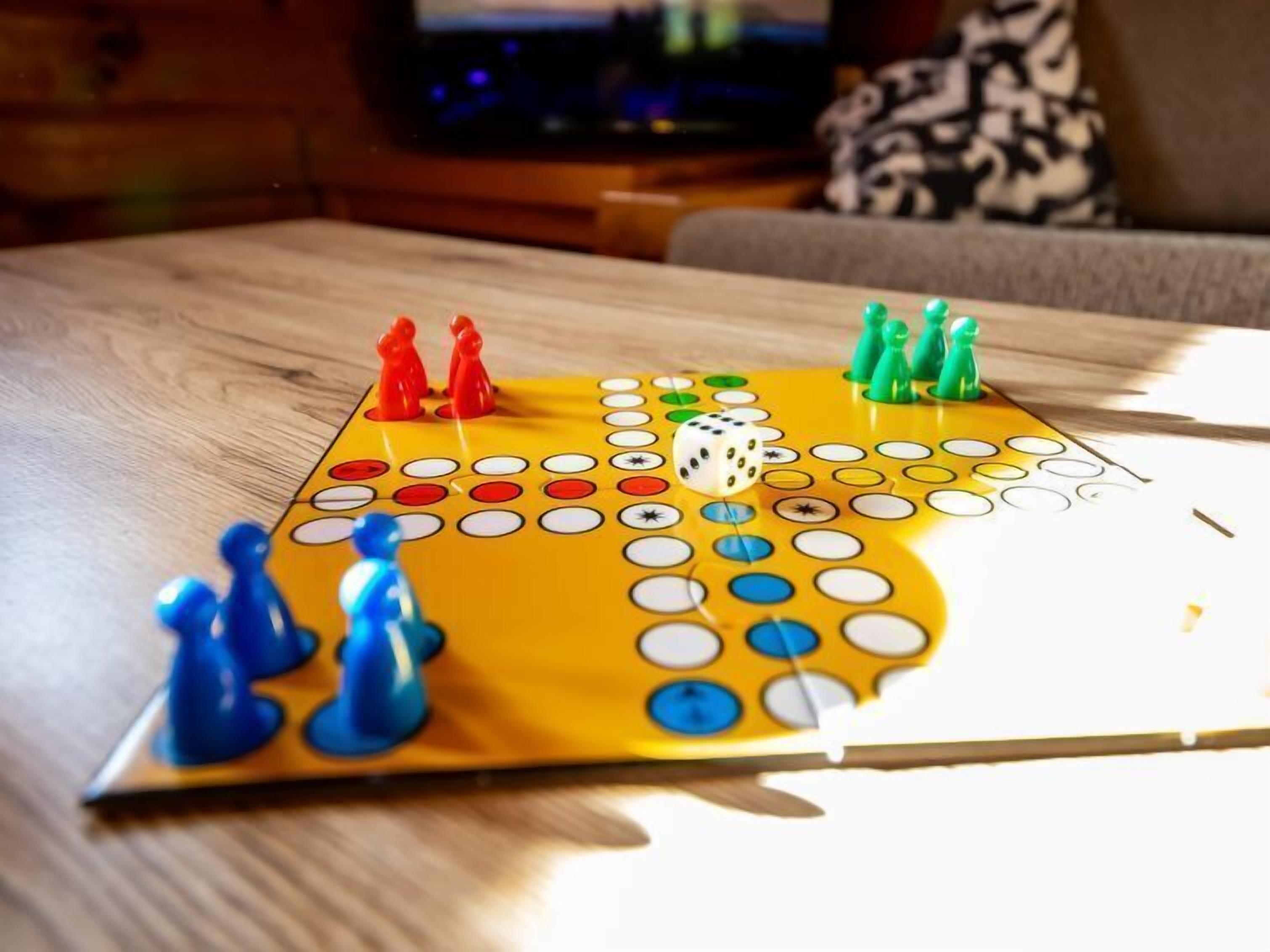 Un jeu de société avec des pièces sur une table en bois.