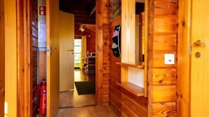 Un interior de madera con un pasillo que conduce a un comedor.