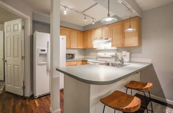 Fridge, microwave, oven, stovetop