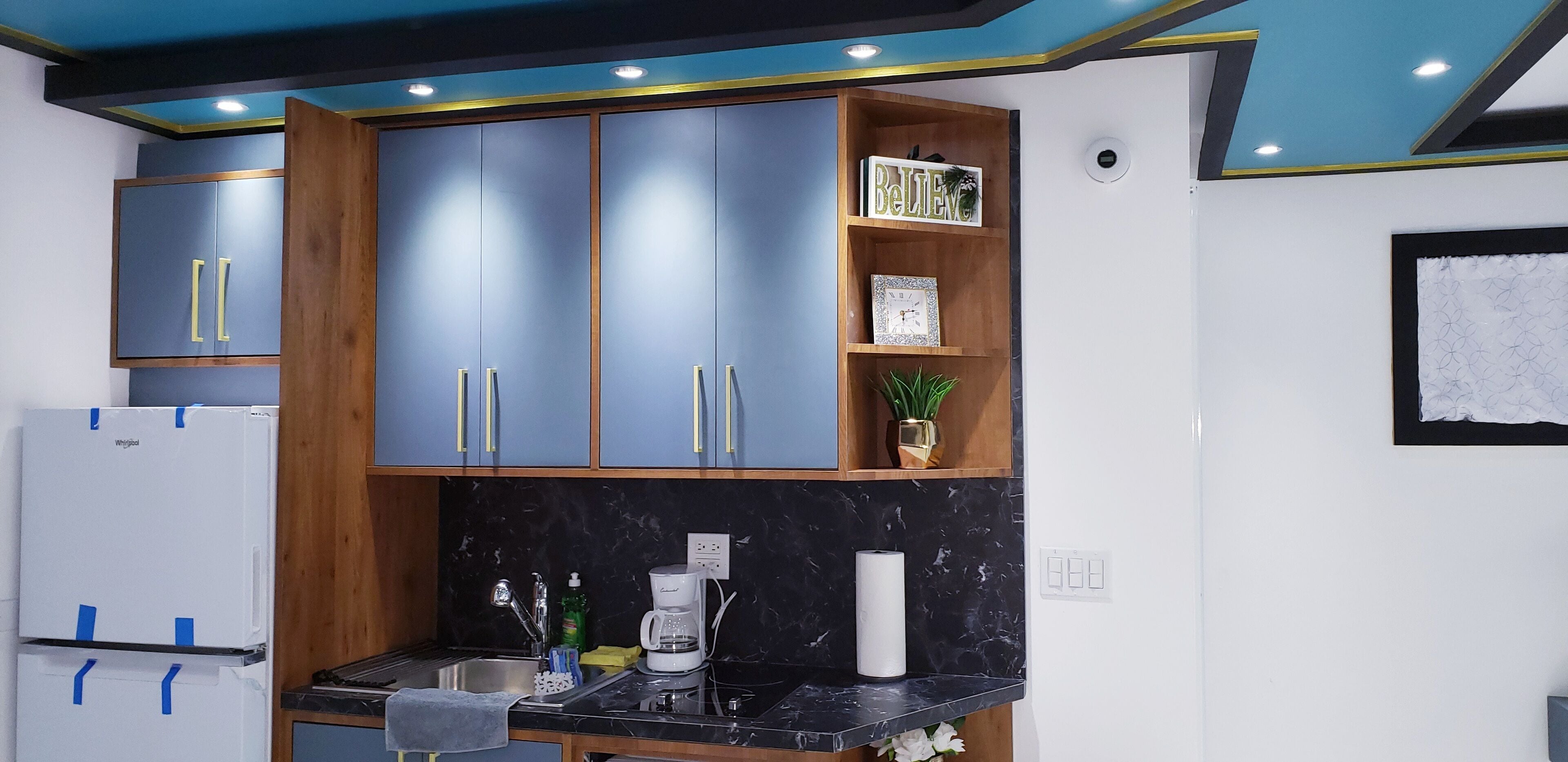 Microondas, horno, cafetera y tetera y utensilios de cocina 