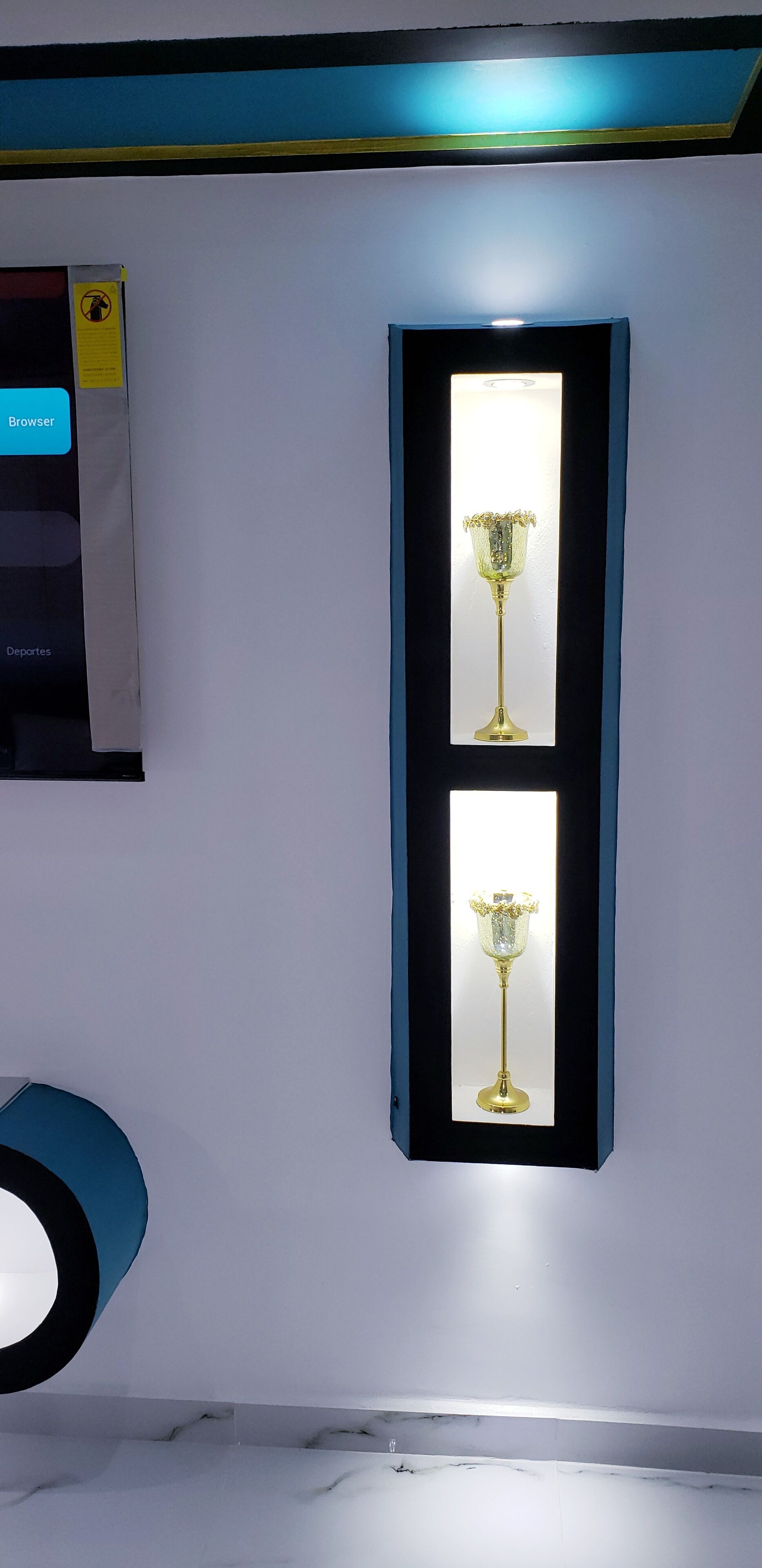 Lámpara de pared con dos candelabros de cristal.