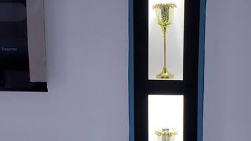 Lámpara de pared con dos candelabros de cristal.