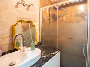 Dusche, Haartrockner, Handtücher, Toilettenpapier