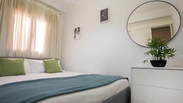 2 habitaciones, tabla de planchar con plancha y cuna de viaje