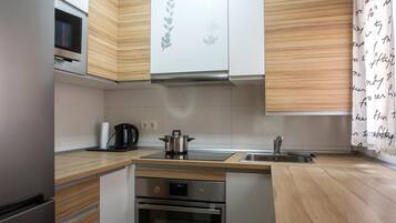 Een koelkast, een magnetron, een oven, een kookplaat