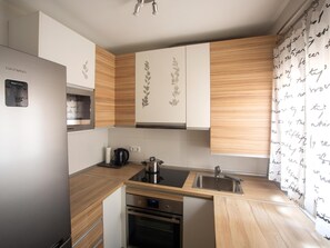 雪櫃、微波爐、焗爐、爐具