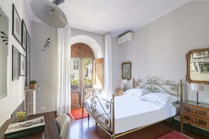 4 chambres, coffres-forts dans les chambres, bureau